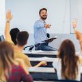 Studenter rekker opp hånden, er på PG5 kurs